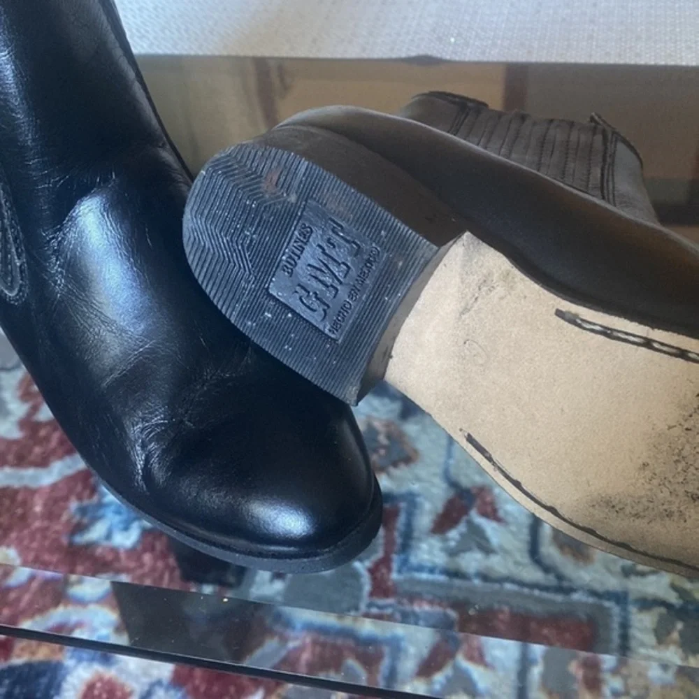 👧🏻🧒🏻 Kids boots in good condition made in Mexico size6,100% percent leather